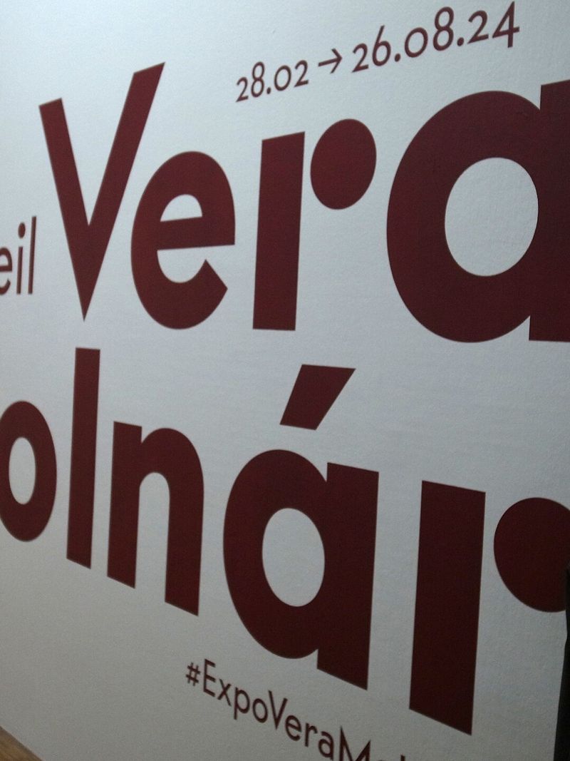 A white wall with the words Vera Molnár and Parler à l'œil in large dark red letters, and the dates 28.02 – 26.08.24.